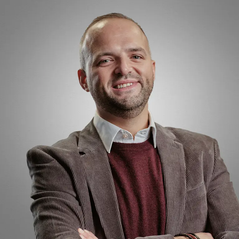 Headshot of Cantarus Senior Consultant, James
