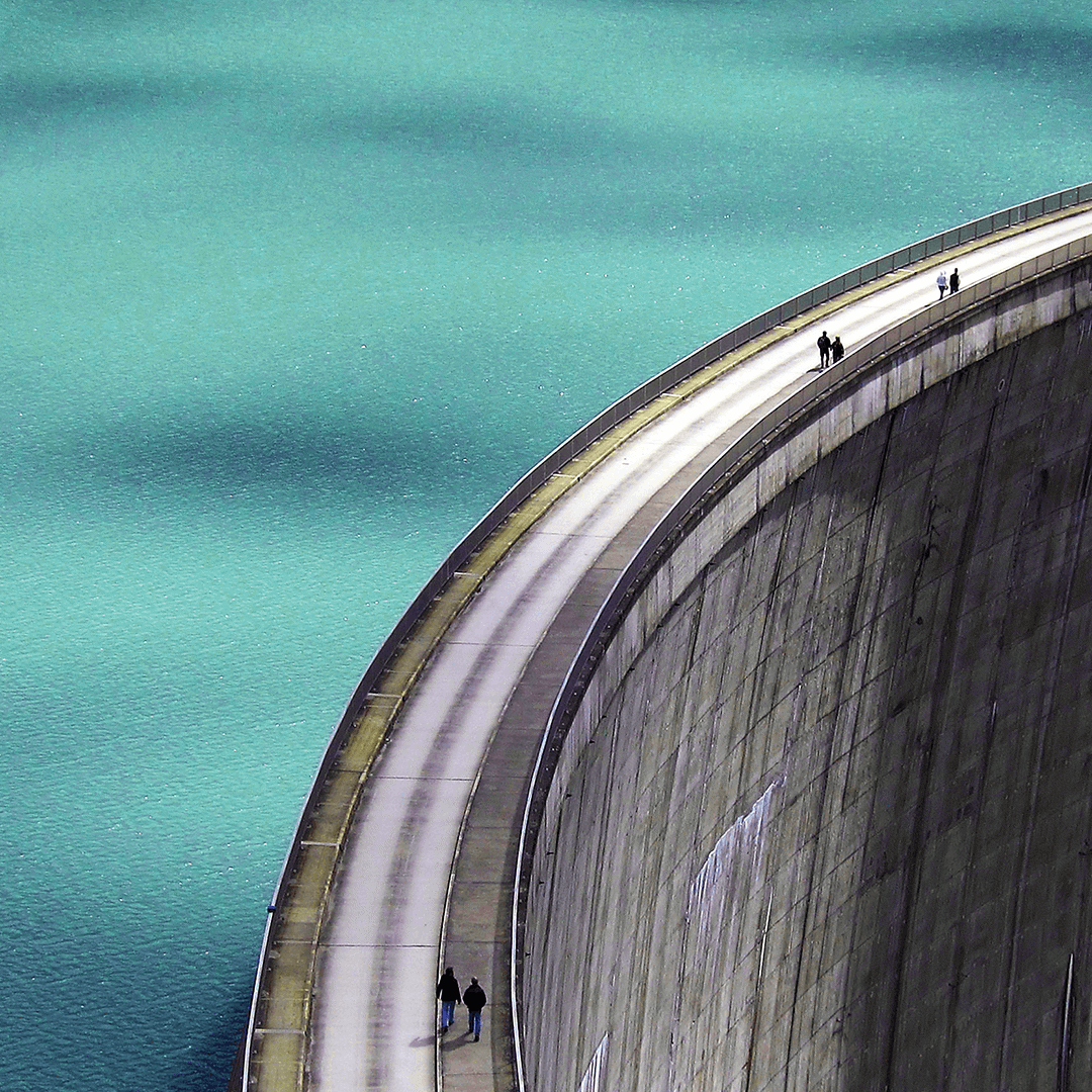 Sweeping road on top of a dam