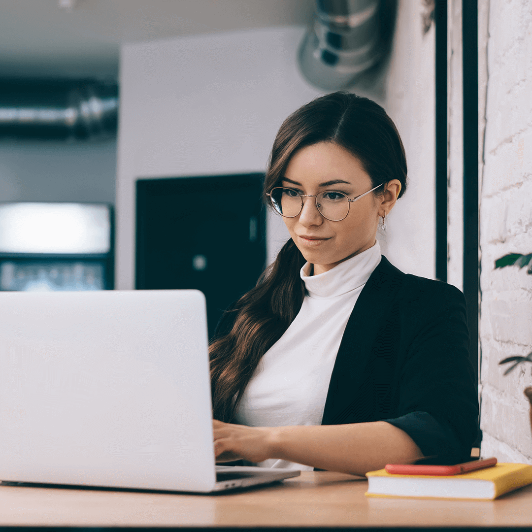 woman reviewing courses on the professional alternative website